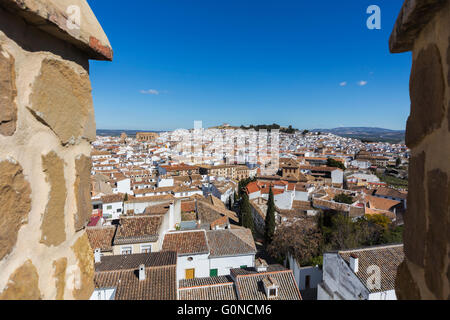 Antequera, provincia di Malaga, Andalusia, Spagna meridionale. Il villaggio visto da merlature della Alcazaba, la cittadella o castello Foto Stock