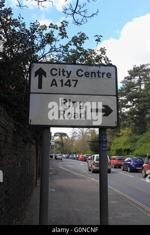 I cartelli stradali in Norwich 'city centre' 'Ring Road'. Foto Stock