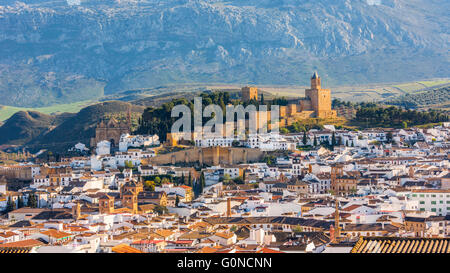Antequera, provincia di Malaga, Andalusia, Spagna meridionale. Vista su tutta la città dalla Vera Cruz hill per La Alcazaba Foto Stock