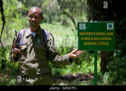 Fotografia di © Jamie Callister. Il Dian Fossey tomba e ex-campeggio, Parco Nazionale Vulcani, Ruanda, Africa centrale, Foto Stock