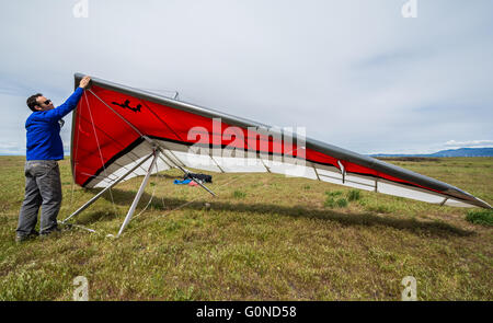 Diego Calderoni facendo pre-volo setup e controlli Foto Stock