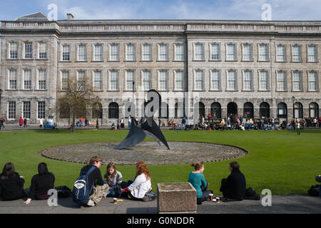 Gli studenti di borsisti Square, scultura moderna nella parte anteriore della vecchia libreria del Trinity College di Dublino, Irlanda (Eire), Europa Foto Stock