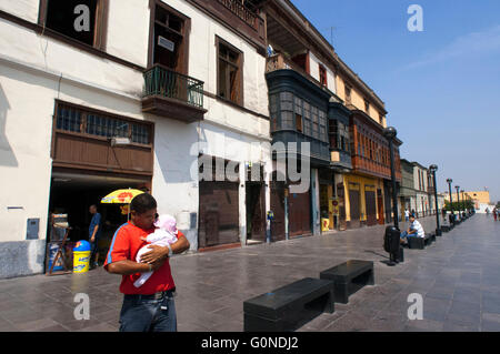 Casa con balcone tradizionale presso il centro della citta', Lima, Perù, Sud America Foto Stock