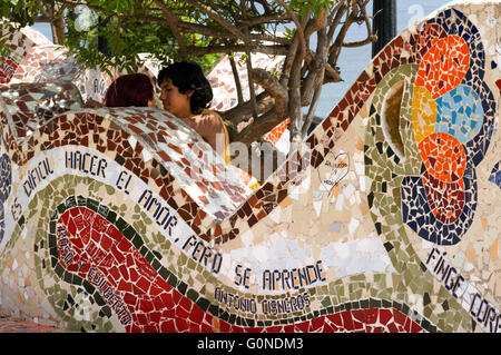 Parque del Amor, Miraflores Lima, Perù. Piastrellate parete curva (ceramica e mosaico) in El Parque del Amor (Amore) parco affacciato sull'oceano, Miraflores Lima, Perù, Sud America Foto Stock