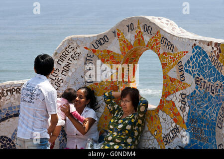 Parque del Amor, Miraflores Lima, Perù. Piastrellate parete curva (ceramica e mosaico) in El Parque del Amor (Amore) parco affacciato sull'oceano, Miraflores Lima, Perù, Sud America Foto Stock