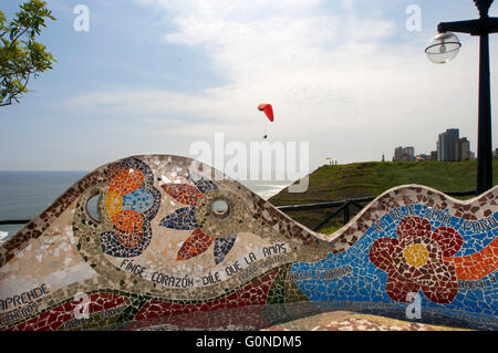 Parque del Amor, Miraflores Lima, Perù. Piastrellate parete curva (ceramica e mosaico) in El Parque del Amor (Amore) parco affacciato sull'oceano, Miraflores Lima, Perù, Sud America Foto Stock