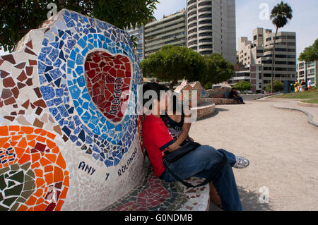 Parque del Amor, Miraflores Lima, Perù. Piastrellate parete curva (ceramica e mosaico) in El Parque del Amor (Amore) parco affacciato sull'oceano, Miraflores Lima, Perù, Sud America Foto Stock