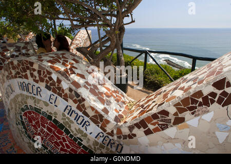 Parque del Amor, Miraflores Lima, Perù. Piastrellate parete curva (ceramica e mosaico) in El Parque del Amor (Amore) parco affacciato sull'oceano, Miraflores Lima, Perù, Sud America Foto Stock