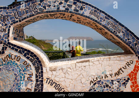 Parque del Amor, Miraflores Lima, Perù. Piastrellate parete curva (ceramica e mosaico) in El Parque del Amor (Amore) parco affacciato sull'oceano, Miraflores Lima, Perù, Sud America Foto Stock