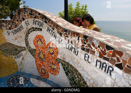 Parque del Amor, Miraflores Lima, Perù. Piastrellate parete curva (ceramica e mosaico) in El Parque del Amor (Amore) parco affacciato sull'oceano, Miraflores Lima, Perù, Sud America Foto Stock