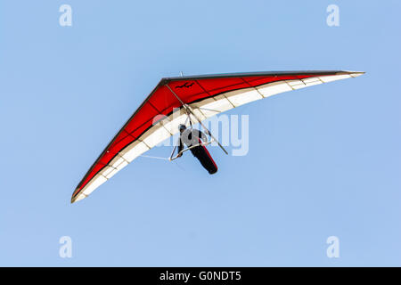 Diego Calderoni cavalcare la termiche in alto al di sopra di Hammett Idaho Foto Stock