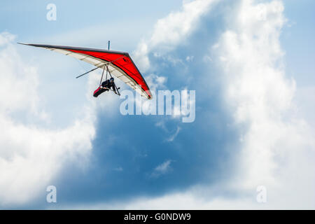 Diego Calderoni cavalcare la termiche in alto al di sopra di Hammett Idaho Foto Stock