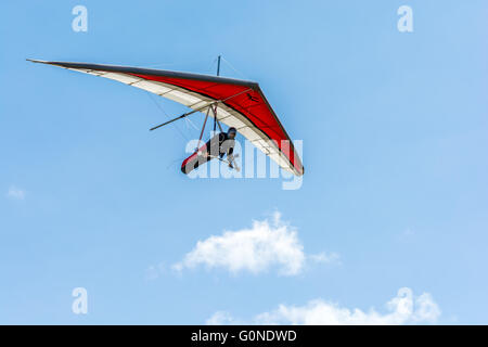 Diego Calderoni cavalcare la termiche in alto al di sopra di Hammett Idaho Foto Stock