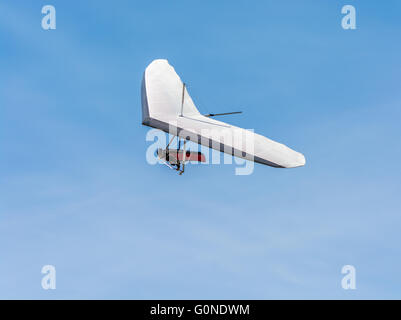 Diego Calderoni cavalcare la termiche in alto al di sopra di Hammett Idaho Foto Stock