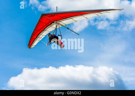 Diego Calderoni cavalcare la termiche in alto al di sopra di Hammett Idaho Foto Stock