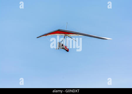 Diego Calderoni cavalcare la termiche in alto al di sopra di Hammett Idaho Foto Stock