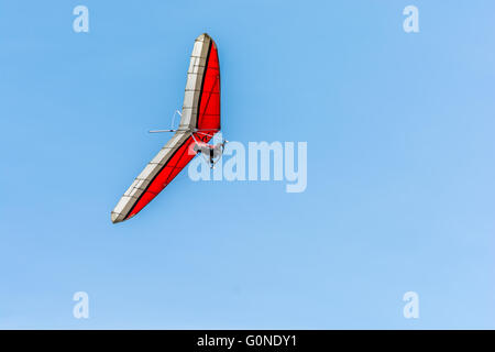 Diego Calderoni cavalcare la termiche in alto al di sopra di Hammett Idaho Foto Stock