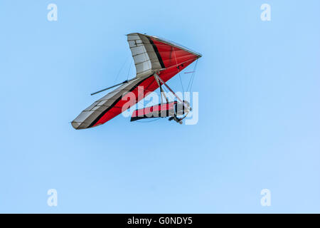 Diego Calderoni cavalcare la termiche in alto al di sopra di Hammett Idaho Foto Stock