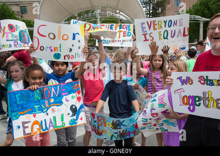 Asheville, North Carolina - scuola pubblica gli studenti da Isacco Dickson Scuola Elementare di partecipare ad una manifestazione contro il razzismo. Foto Stock