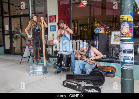 Asheville, North Carolina - una brocca band suona per le donazioni su una strada del centro. Foto Stock