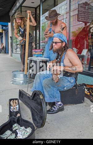 Asheville, North Carolina - una brocca band suona per le donazioni su una strada del centro. Foto Stock