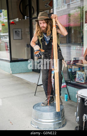 Asheville, North Carolina - una brocca band suona per le donazioni su una strada del centro. Foto Stock