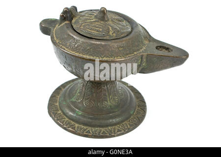 In bronzo antico olio lampada isolato su bianco Foto Stock