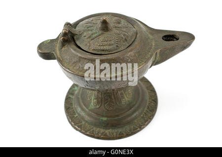 In bronzo antico olio lampada isolato su bianco Foto Stock