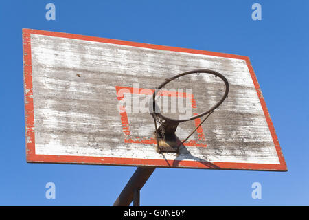 Vecchio Basketball hoop oltre il cielo blu Foto Stock