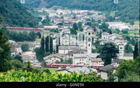 L'Europa, Svizzera, Grigioni, Val Poschiavo, Brusio, circolare viadotto ferroviario Foto Stock