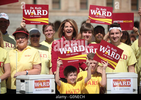 Ex membro del senatore Kelli Ward stand con i sostenitori al di fuori della Arizona State Capitol Building seguendo il suo deposito ufficiale per il 2016 U.S. Il repubblicano del senato primario alla sfida a lungo termine il senatore John McCain Maggio 2, 2016 in Phoenix, Arizona. Foto Stock