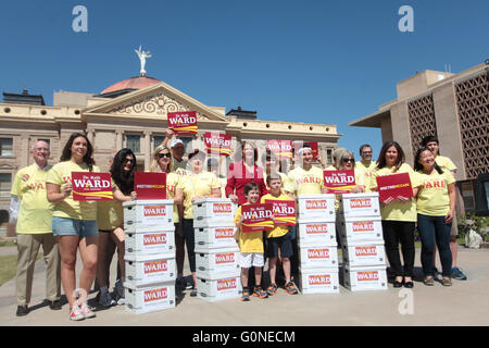 Ex membro del senatore Kelli Ward stand con i sostenitori al di fuori della Arizona State Capitol Building seguendo il suo deposito ufficiale per il 2016 U.S. Il repubblicano del senato primario alla sfida a lungo termine il senatore John McCain Maggio 2, 2016 in Phoenix, Arizona. Foto Stock