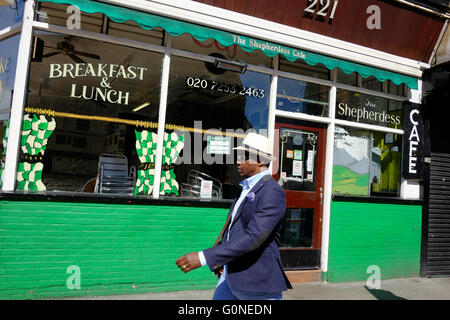 L'uomo bianco con cappello di Panama a piedi dalla pastorella ristorante a Londra Foto Stock