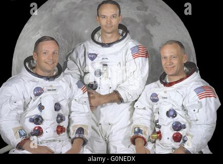 Apollo 11 primo equipaggio pongono insieme nella loro tute spaziali con uno sfondo di la luna presso il Johnson Space Center Maggio 1, 1969 a Houston, Texas. Da sinistra a destra sono: Commander, Neil A. Armstrong, il pilota del modulo di comando, Michael Collins, e il Modulo Lunare pilota, Edwin E. Aldrin Jr. Foto Stock