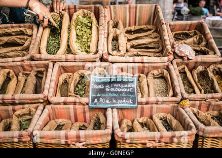 Borse di cibo e spezie al mercato in Provenza, Francia Foto Stock