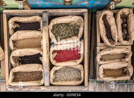 Borse di cibo e spezie al mercato in Provenza, Francia Foto Stock