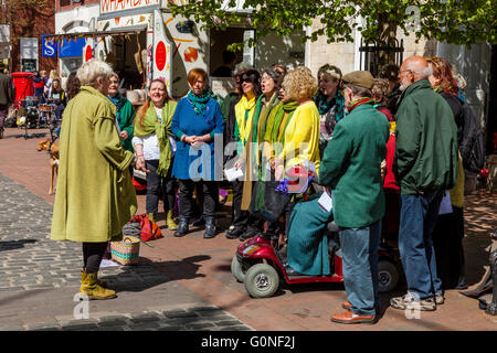 Un coro locale cantare inni nella High Street, Lewes, Sussex, Regno Unito Foto Stock