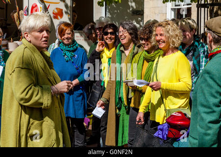 Un coro locale cantare inni nella High Street, Lewes, Sussex, Regno Unito Foto Stock