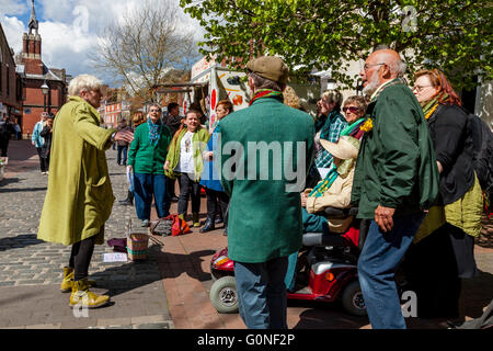 Un coro locale cantare inni nella High Street, Lewes, Sussex, Regno Unito Foto Stock