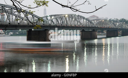 HUE, VIET NAM, Truong Tien Bridge, cross Huong river, un vecchio ponte di collegamento con la storia, anche Trang Tien ponte Foto Stock