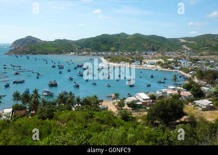 Bellissimo paesaggio panoramico del Vietnam beach, Vinh Hy bay, Ninh Thuan, gruppo di ancoraggio in barca al villaggio di pescatori Foto Stock