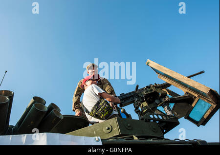 Visualizzazione delle attrezzature militari e armi per il pubblico in generale a Varsavia in Polonia all'aperto accanto alla Stadio Nazionale. Foto Stock