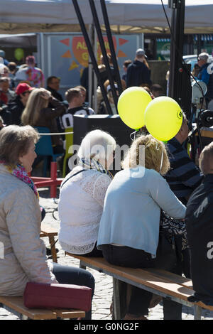 Primo maggio festeggiamenti nella piazza del mercato di Hämeenlinna, Hämeenlinna Finlandia Foto Stock