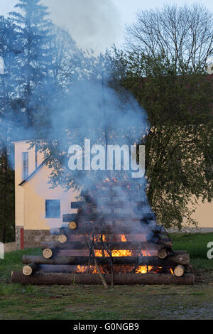 La sera di Valpurga, religione festa cristiana, bruciando legna, tradizionale bruciare le streghe sul picchetto con enormi fiamme Foto Stock