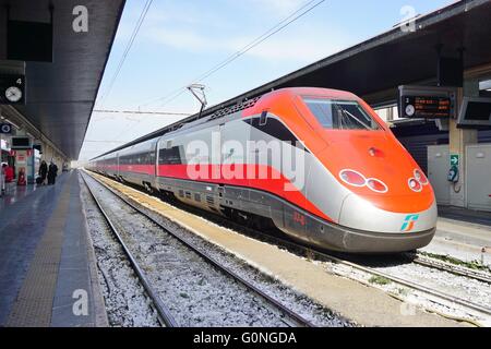 Trenitalia treni ad alta velocità (Italo, Frecciarossa e Frecciabianca) a Venezia Santa Lucia stazione ferroviaria Foto Stock