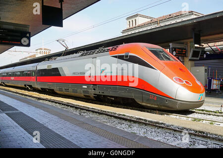 Trenitalia treni ad alta velocità (Italo, Frecciarossa e Frecciabianca) a Venezia Santa Lucia stazione ferroviaria Foto Stock