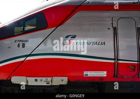 Trenitalia treni ad alta velocità (Italo, Frecciarossa e Frecciabianca) a Venezia Santa Lucia stazione ferroviaria Foto Stock