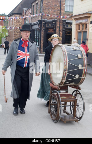 Cittadina vittoriana in Ironbridge, personaggi in costume Foto Stock