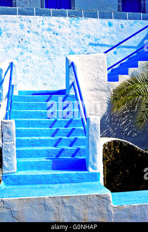 Lanzarote Arrecife Puerto Calero muro bianco blu passi Foto Stock