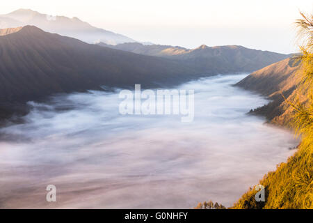 Nuvole sul Monte Bromo paesaggio in Indonesia Foto Stock